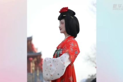 小姐姐穿汉服吃外卖图片,汉服小姐姐优雅享用现代外卖美食