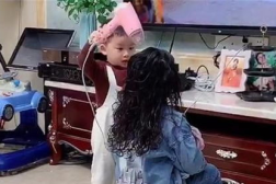 小姐姐换衣服男生勿进,小姐姐换衣，男士请自觉回避